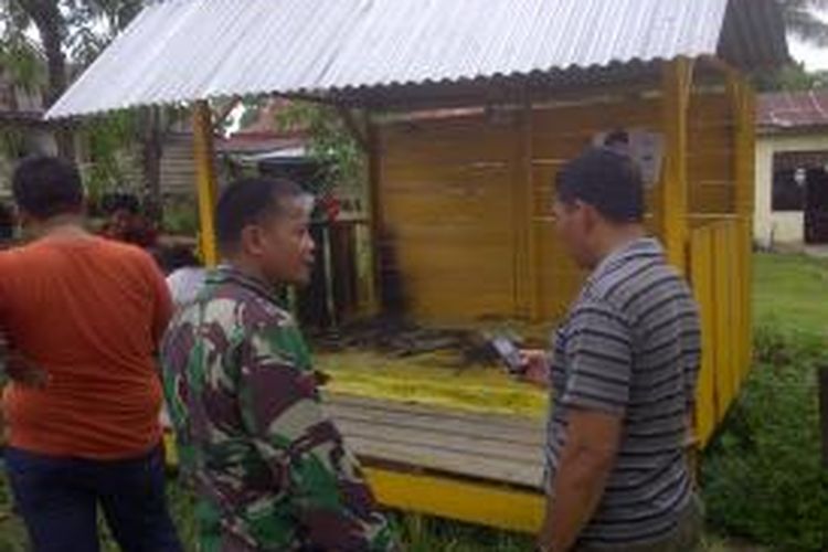 Sejumlah aparat di Kabupaten Bone, Sulawesi Selatan tengah menggelar olah tempat kejadian perkara (TKP) pasca pembakaran posko milik Calon Legislatif (Caleg) partai golkar. Kamis, (06/03/2014).