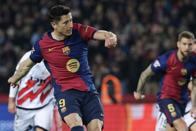Robert Lewandowski kala mencetak gol dalam laga Liga Spanyol 2024-2025 antara Barcelona vs Rayo Vallecano di Stadion Olimpic Lluis Companys, 17 Februari 2025. (Photo by LLUIS GENE / AFP)