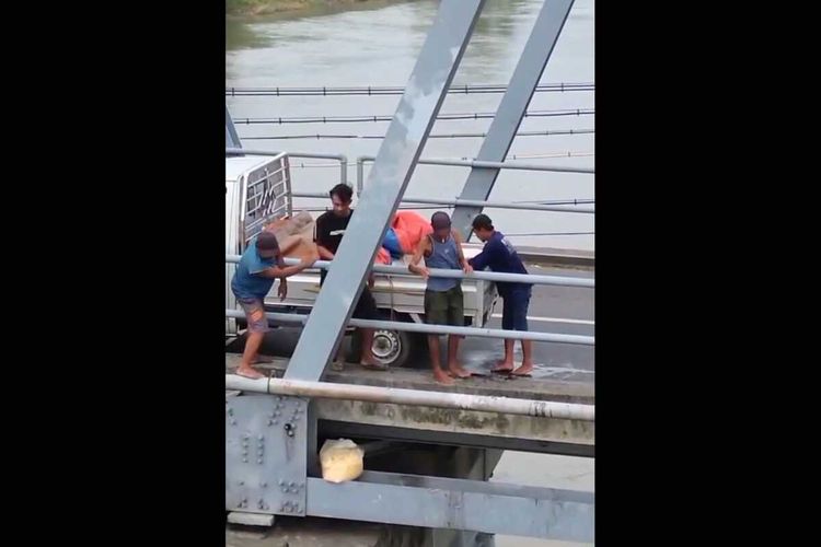 Tangkapan layar video viral aksi pembuangan limbah ayam di atas Jembatan Ploso ke Sungai Brantas, Kabupaten Jombang, Jawa Timur.