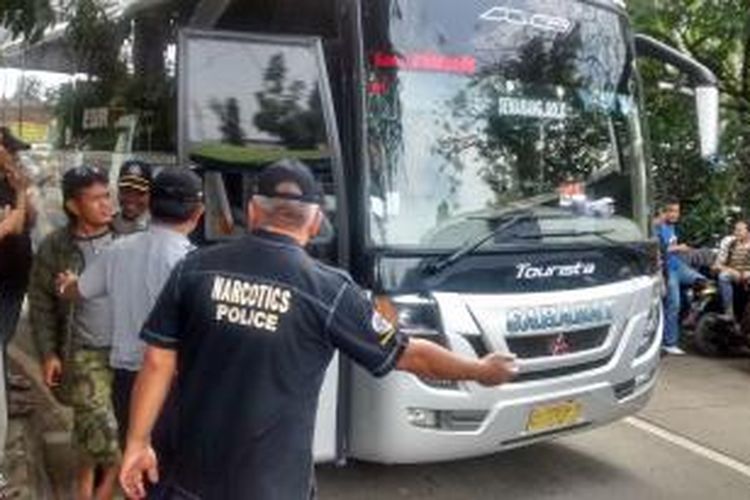 Sejumlah sopir di terminal Cicaheum, Kota Bandung diminta pihak kepolisian untuk menjalani tes urin, Rabu (23/7/2014). 