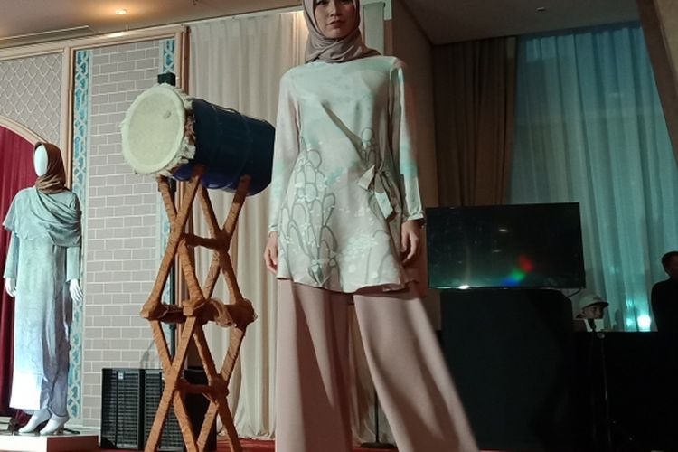 Salah satu koleksi Raya dari label busana muslim KAMI. Tiga koleksi terbaru diperkenalkan, yakni Marra, Hanagami & Varsada dan Promenade di Ballroom Hotel The Ritz Carlton, Jakarta, Rabu (16/5/2018).