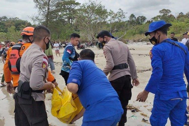 Petugas melakukan proses evakuasi terhadap korban tenggelam di Sungai Sungkai Dusun Air Emas, Kecamatan Muntok, Kabupaten Bangka Barat, Selasa (23/02/2022).