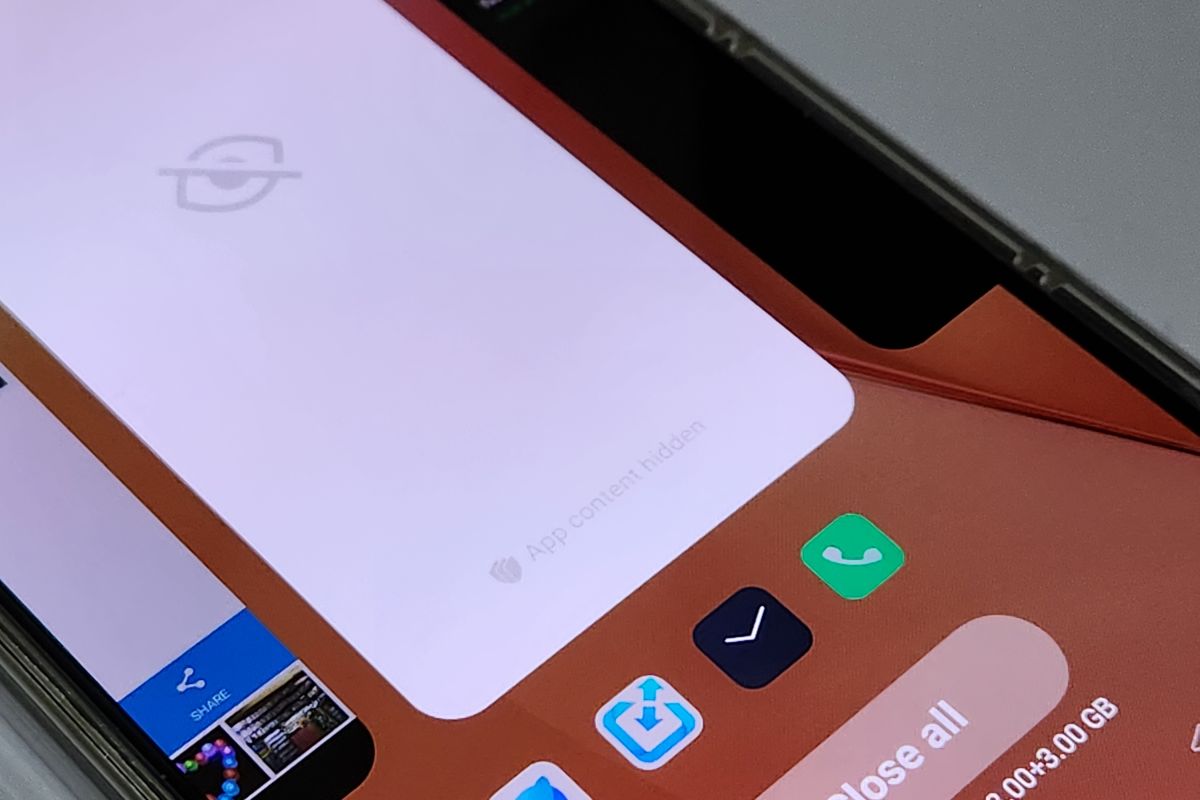 Ilustrasi aplikasi di Recent Task Oppo Reno 8 4G yang disembunyikan dengan keterangan App content hidden.