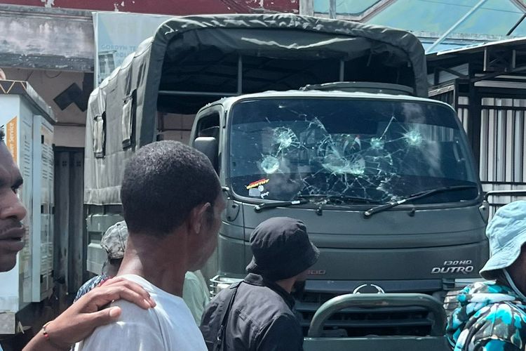 Kaca kendaraan pecah dilempar massa yang memadati Bandara Sentani menanti kedatangan jenazah mantan Gubernur Papua, Lukas Enembe di Jayapura, Kamis (25/12/2023).  