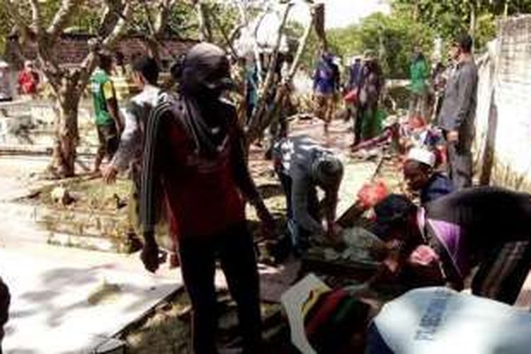 Sejumlah warga membongkar makam syeikh abal-abal di Lamongan, Jawa Timur, Selasa (3/5/2016).