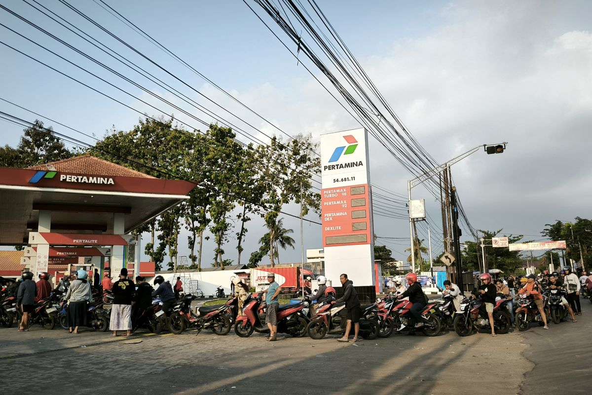 Antrean BBM di SPBU Tegal Besar, Jember, mengular hingga 500 kilometer, Minggu (27/7/2025)