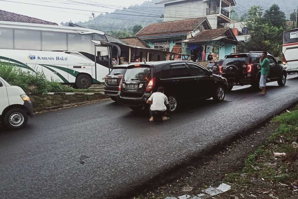 Beberapa aksi Tukang Ganjel yang kerap ada di Tanjakan Ciburial, Nagreg, Kabupaten Bandung Jawa Barat, pada Senin (24/4/2023)