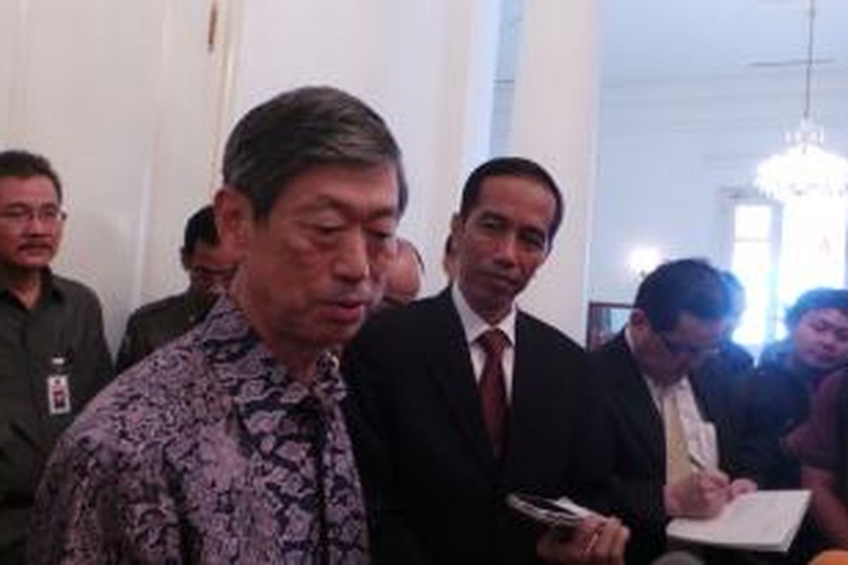 Gubernur DKI Jakarta Joko Widodo saat menerima Duta Besar Jepang untuk Indonesia Yoshinori Katori dan Ketua Komite Jak-Japan Matsuri 2013 KazunoriKobayashi, di Balaikota Jakarta, Senin (26/8/2013). Jak-Japan Matsuri 2013 akan diselenggarakan mulai dari 1-8 September 2013.