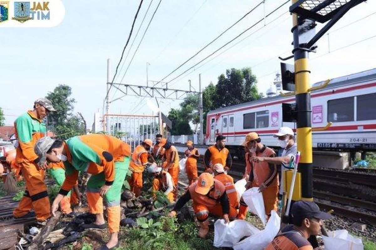 Wali Kota Jakarta Timur M. Anwar dan jajarannya saat melakukan kerja bakti dan penghijauan di eks Lokalisasi Gunung Antang, Minggu (17/12/2022).