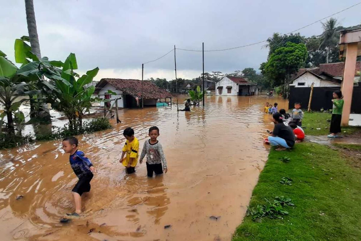 Anak-anak di kawasan banjir musiman malah asyik bermain air saat mengisi liburan sekolahnya pada masa pandemi corona disaksikan orang tuanya di Kecamatan Sukaresik, Kabupaten Tasikmalaya, Rabu (10/6/2020).