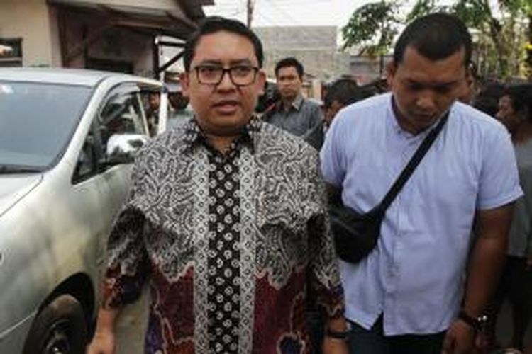 Wakil Ketua DPR Fadli Zon (kiri) mengunjungi rumah orangtua pelaku penghina Presiden RI Joko Widodo (Jokowi), Muhammad Arsyad (MA) di Ciracas, Jakarta Timur, Jumat (31/10/2014). Kedatangan Fadli Zon untuk memberikan dukungan dan mengajak keluarga menjenguk MA di Bareskrim Mabes Polri, karena kedua orang tuanya belum pernah bertemu sejak pelaku kasus penghinaan tersebut ditahan.