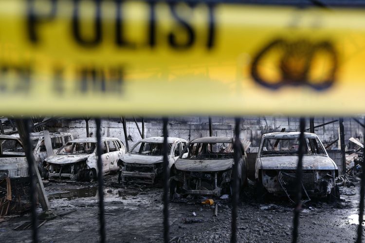 Sisa-sisa bangkai mobil di Kampung Tanah Merah usai kebakaran Depo Pertamina Plumpang, Koja, Jakarta Utara, Sabtu (4/3/2023). Kebakaran ini mengakibatkan 17 orang meninggal dunia dan 51 orang luka-luka.