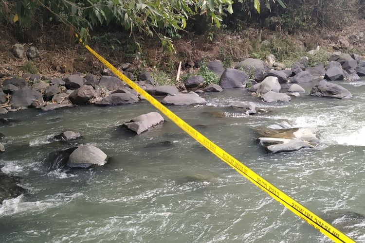 Garis polisi membentang di tempat kejadian perkara penemuan jasad bocah 5 tahun di Sungai Cimandiri, Desa Wangunreja, Kecamatan Nyalindung, Sukabumi, Jawa Barat, Senin (23/9/2019).