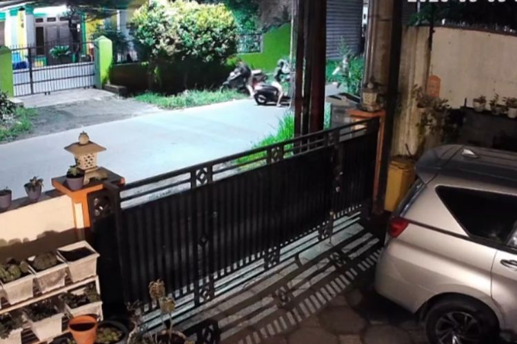 Mahasiswa Medan Dibegal Tiga Remaja Bersajam, Rekaman CCTV Aksi Kejahatannya Viral