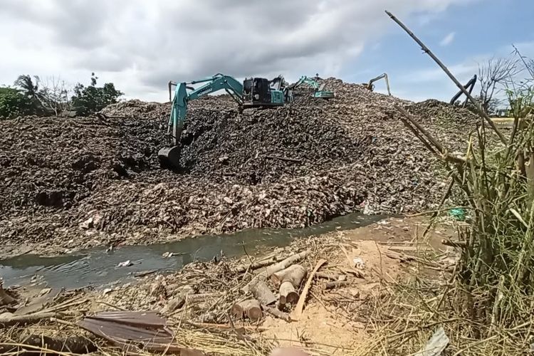 Kondisi sampah di TPA Cipeucang yang menutup aliran air sehingga sering terjadi banjir yang berdampak langsung ke warga sekitar, Senin (8/12/2025).