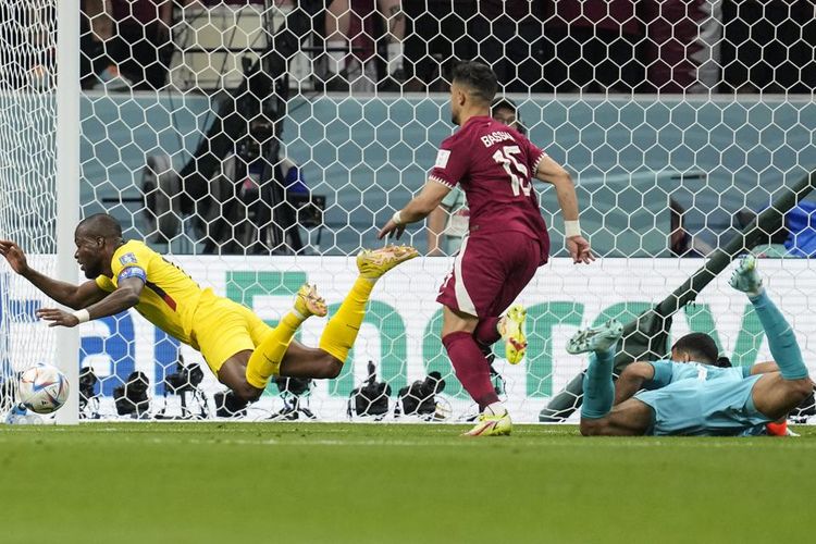 Pemain Ekuador, Enner Valencia (kiri), dijatuhkan lawan dan berujung hadiah penalti pada pertandingan Piala Dunia 2022 fase Grup A melawan tuan rumah Qatar di Stadion Al Bayt di Kota Al Khor, Qatar, Minggu (20/11/2022).