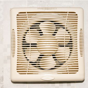 Ilustrasi exhaust fan di kamar mandi. 