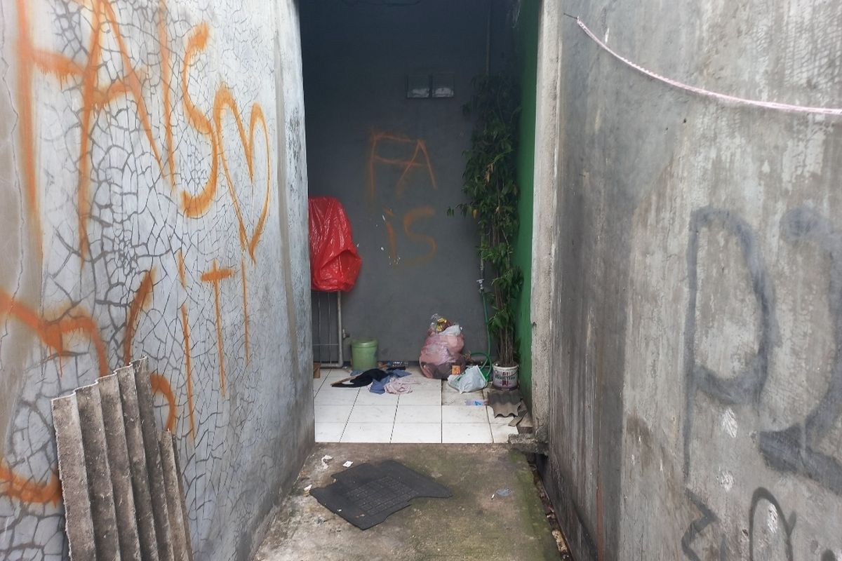 Akses rumah kos yang ditempati S, seorang ayah yang menyimpan jasad bayinya di kulkas di Jalan Tanah Seratus, RT 003 RW 012, Sudimara Jaya, Ciledug, Tangerang.