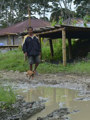 Jalan berlumpur di Wilayah Elar, Kabupaten Manggarai Timur, Flores, Nusa Tenggara Timur, Minggu (28/1/2018).