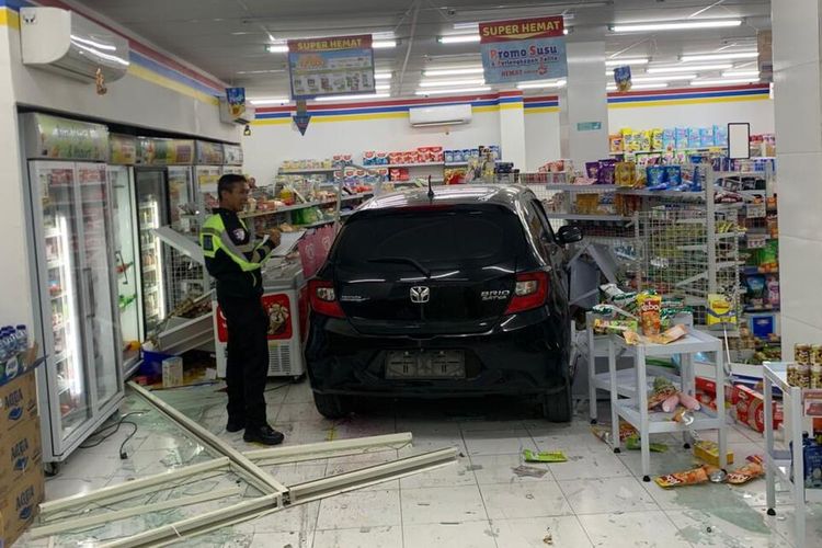 Sebuah mobil Brio, saat menabrak dua sepeda motor dan menerobos menabrak Indomaret di wilayah Entrop, Distrik Jayaprua Selatan, Kota Jayapura, Papua. Sopir panik dan tabrak pedal gas, sehingga menabrak juga pengendara sepeda motor.