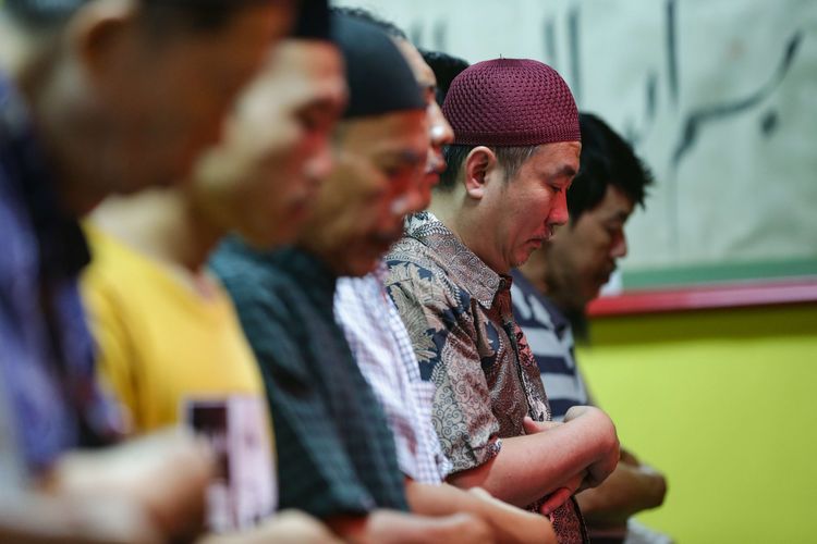 Jemaah tengah melaksanakan shalat di Masjid Lautze, Jakarta Pusat, Senin (10/4/2023).  Masjid bergaya arsitektur China ini menjadi wadah warga keturunan Tionghoa untuk belajar dan memeluk agama Islam.