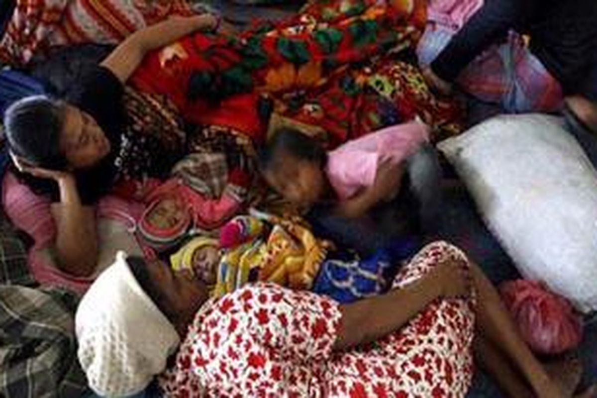 Warga desa sekitar Gunung Sinabung yang mengungsi di Kabanjahe