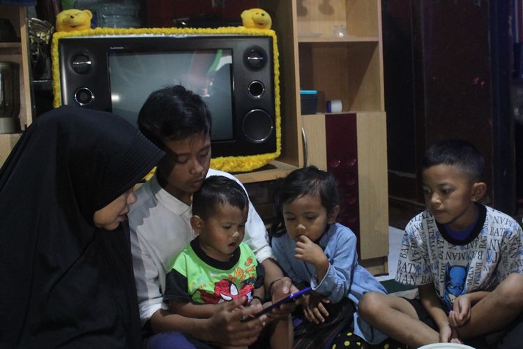 Heri Misbahudin (17) bersama ketiga adiknya untuk sementara ditampung di rumah kerabatnya di Sukatani, Cianjur, Jawa Barat setelah ibunya tewas digigit ular. Sementara sang ayah, telah meninggal dunia 1,5 tahun lalu juga akibat digigit ular.