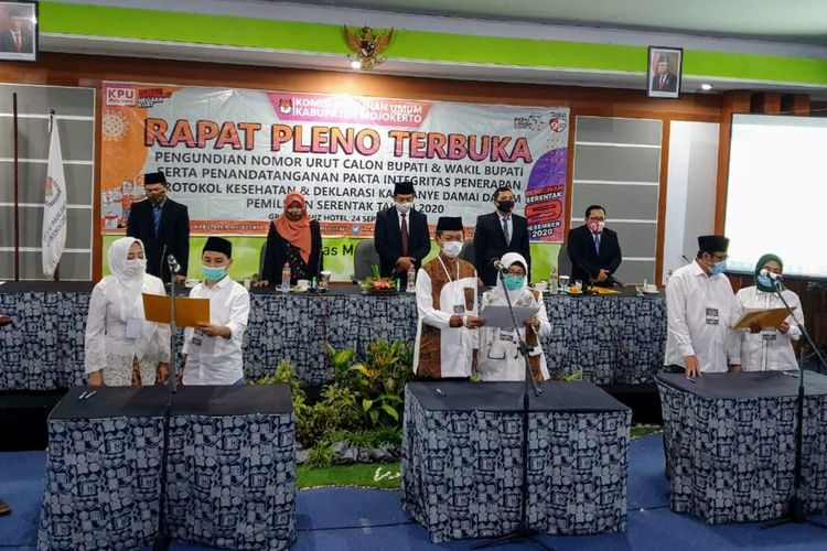 Tiga pasangan calon kepala daerah di Pilkada Kabupaten Mojokerto, Jawa Timur, membacakan pakta integritas kepatuhan terhadap protokol kesehatan untuk pencegahan dan pengendalian Covid-19, Kamis (24/9/2020).