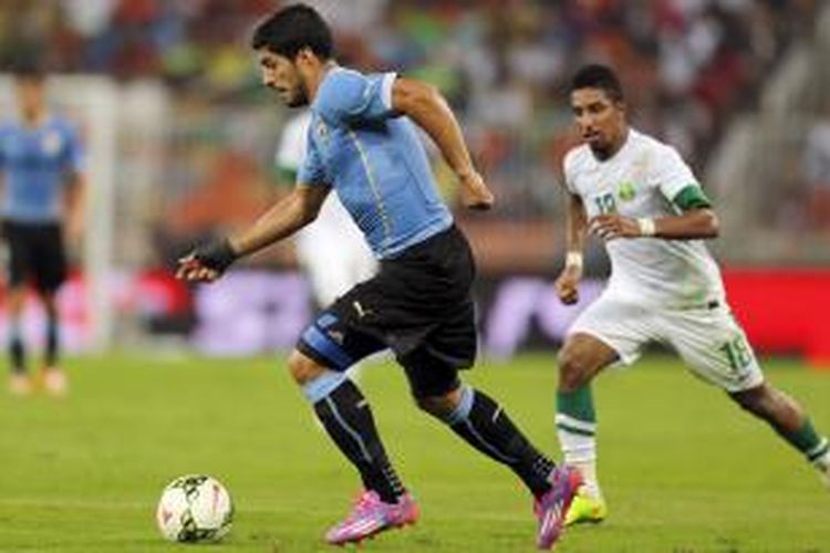 Salah satu aksi penyerang Uruguay, Luis Suarez (kiri), pada laga persahabatan melawan Arab Saudi, di Prince Abdullah Al-Faisal Stadium, Jeddah, Jumat (10/10/2014).