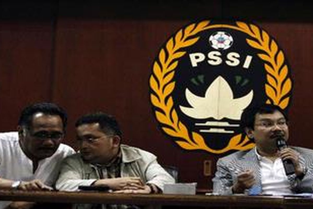 Spohar Maru Hutagalung, Tri Media Panjaitan, dan Syarif Basalamah dari tim verifikasi bakal calon anggota komite eksekutif, ketua, dan wakil ketua PSSI, mengumumkan hasil verifikasi individu yang lolos dalam ketiga kategori tersebut, di Kantor PSSI, Senayan, Jakarta, Sabtu (19/2/2011). Hasil verifikasi tersebut dinilai kontroversial karena hanya meloloskan Nurdin Halid dan Nirwan D Bakrie sebagai calon Ketua PSSI, serta menendang calon lainnya yaitu George Toisutta dan Arifin Panigoro.