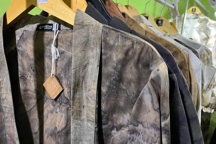 Pakaian produksi Jarihitam Ecoprint, bisnis milik Irfan Kristiyanto yang mengolah material alam menjadi beragam produk bercorak alam yang unik.