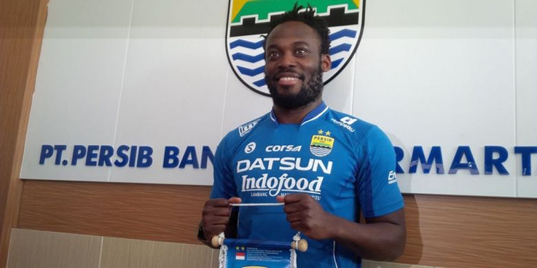 Pemain baru Persib, Michael Essien, berpose ?di depan wartawan sebelum perayaan ulang tahun Persib ke-84 di Graha Persib, Jalan Sulanjana, Kota Bandung, Selasa (14/3/2017).