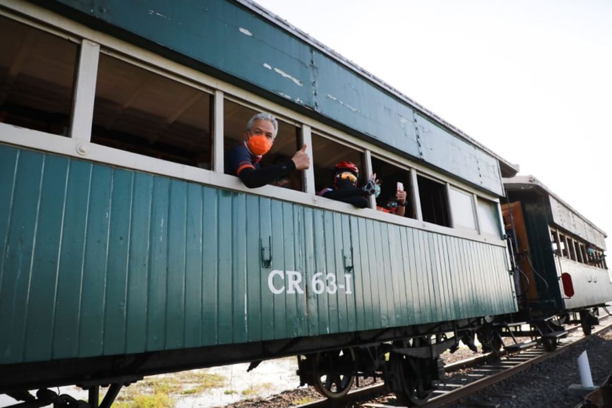 Gubernur Jawa Tengah Ganjar Pranowo bersama sang istri, Siti Atikoh, menikmati wisata kereta uap dalam gelaran Tour de Borobudur ke-12, Sabtu (26/9/2020)