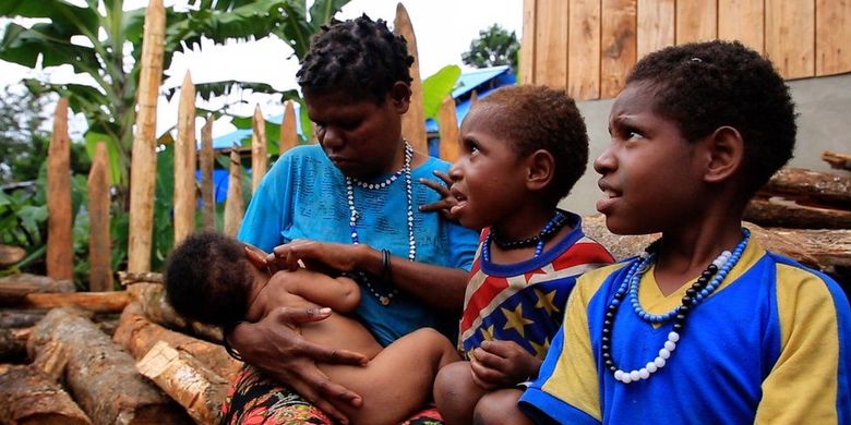 Jubiana dan ketiga anaknya yang masih kecil harus berjibaku dengan cuaca dingin pegunungan 