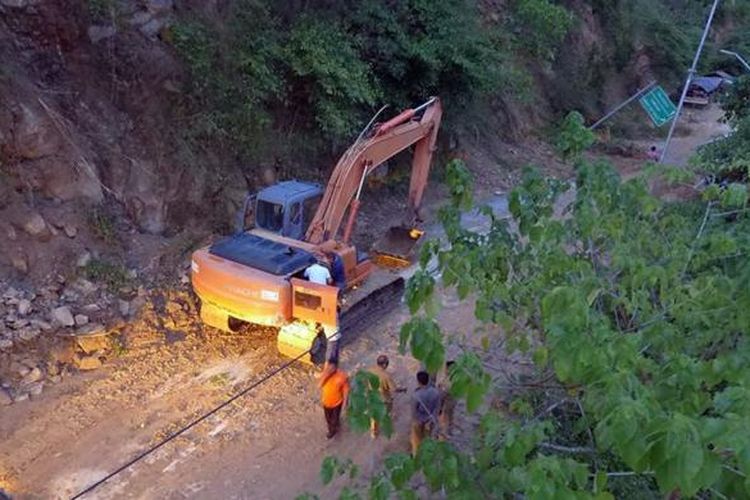 Alat berat dikerahkan untuk memperbaiki jalur selatan Gorontalo yang menghubungkan dengan Provinsi Sulawesi Utara. Material longsor berupa batu, pepohonan dan tanah menutup jalan ini beberapa hari lalu