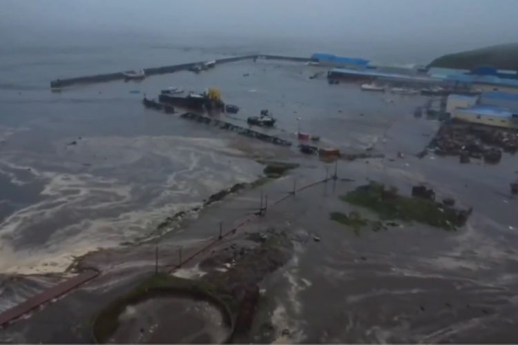 Tangkapan layar dari video yang menampilkan tsunami menerjang garis pantai Severo-Kurilsk, Rusia, setelah gempa magnitudo 8,8 terjadi di dekat Semenanjung Kamchatka.
