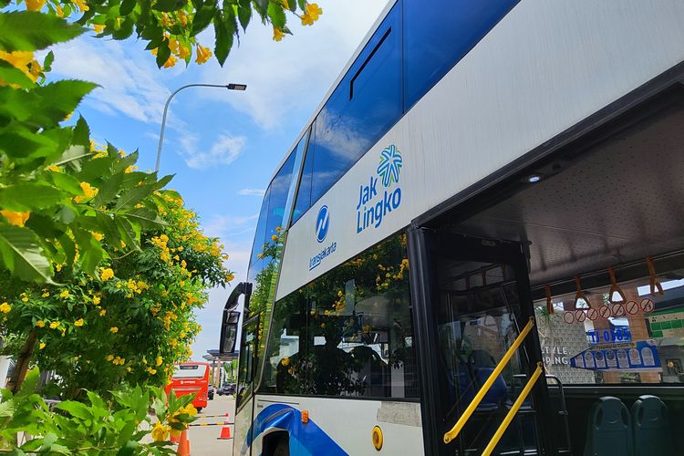 Bus wisata gratis ke PIK (TransJakarta BW9) sedang menunggu penumpang di halte IRTI, Jakarta Pusat, Kamis (11/5/2023).