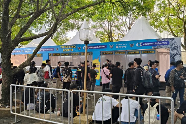 Suasana tenda penukaran tiket MPL ID S14 di Eldorado Dome, Bandung, Jawa Barat.