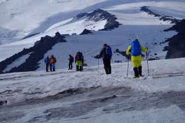 Tim pendaki Fit@Fifty berjalan menyusuri jalur pendakian Gunung Elbrus, Rusia. Tim sempat dihadang cuaca buruk saat ingin menuju Puncak Gunung Elbrus.