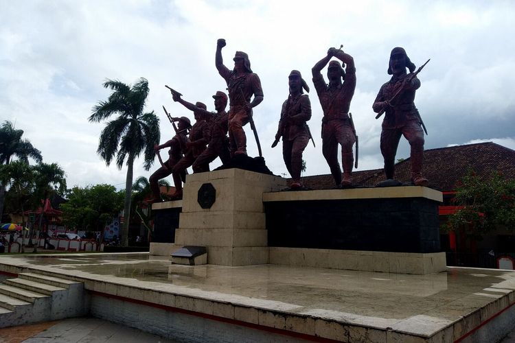 Monumen PETA berupa patung tujuh tokoh PETA termasuk Sodancho Supriyadi di depan SMPN 3 di Jalan Sodanco Supriyadi, Kota Blitar, Rabu (10/11/2021)