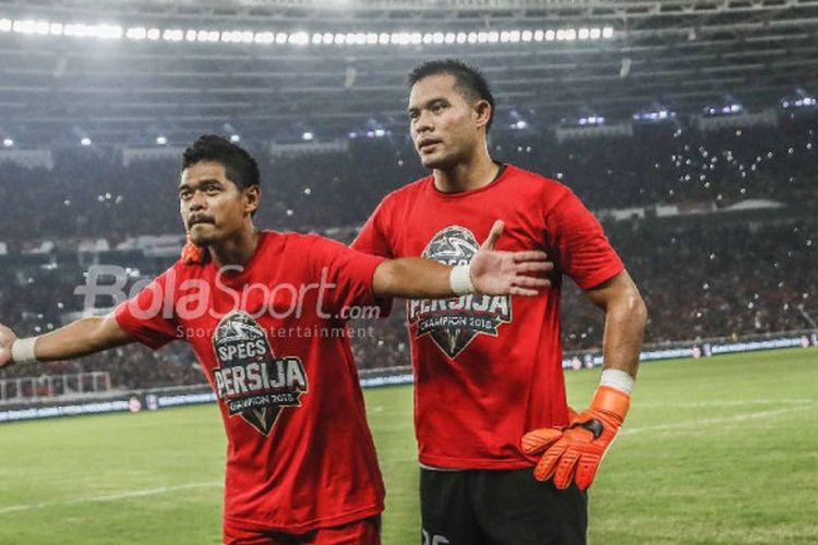 Pemain Persija Jakarta, Bambang Pamungkas dan Andritany Ardhiyasa, merayakan kemenangan timnya di final Piala Presiden 2018 atas Bali United di Stadion Utama GBK pada Sabtu (17/2/2018).