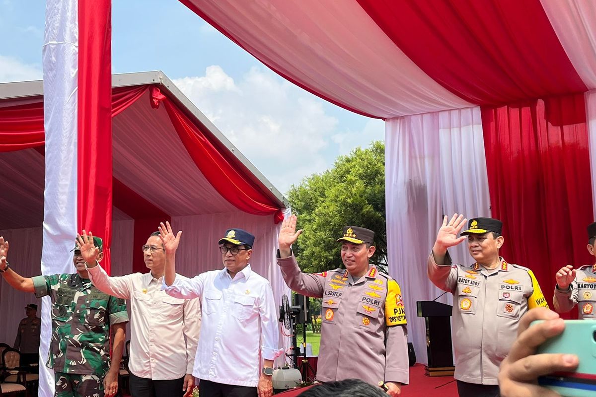 Kapolri Jenderal Listyo Sigit Prabowo bersama Menhub Budi Karya Sumadi dan perwakilan stakeholder terkait melepas pemudik gratis yang disediakan Polri tahun 2023 di Monas, Jakarta, Selasa (18/4/2023).