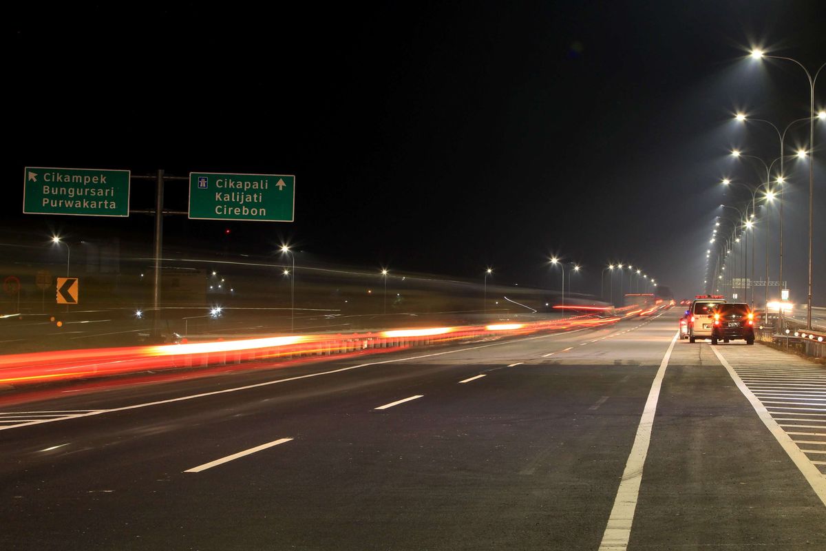 Ruas jalan tol Cikopo-Palimanan, Purwakarta, Jawa Barat, Rabu (17/6/2015). Ruas jalan tol terpanjang di Indonesia yakni 116,75 kilometer tersebut diharapkan dapat mengurangi beban jalur Pantai Utara (pantura) Jawa hingga 60 persen. KOMPAS IMAGES/KRISTIANTO PURNOMO