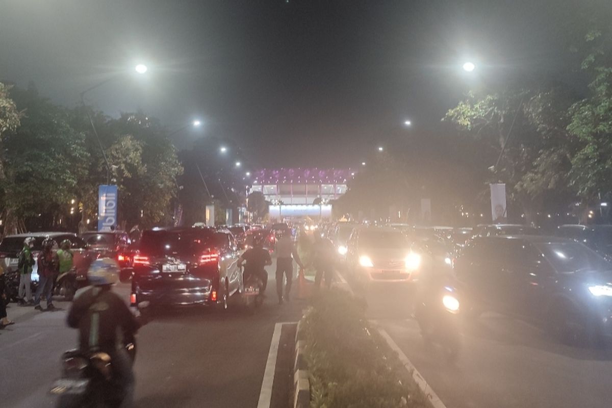 Arus lalu lintas di sekitar Gelora Bung Karno (GBK), Senayan, Jakarta Pusat, mulai padat setelah konser girl grup asal Korea, Blackpink hari pertama telah selesai pada Sabtu (11/3/2023) malam. 