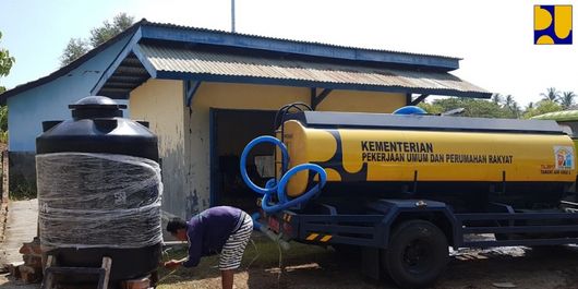 Distribusi air bersih menggunakan mobil tangki air dan penyambungan ke jaringan pipa PDAM yang sudah ada ke sembilan desa di Kabupaten Lombok Timur dan Lombok Utara, Nusa Tenggara Barat.