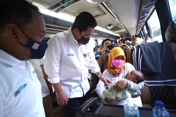 Menteri BUMN Erick Thohir melepas pemudik yang mengikuti program mudik gratis BUMN di kawasan Gelora Bung Karno (GBK), Jakarta, Rabu (27/4/2022). 
