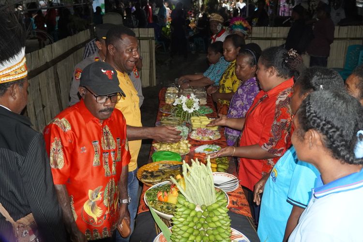 Nampak kuliner lokal berbahan singkong yang disediakan oleh Keret Mirino, Suku Byak di Tambrauw (Bikar) disela-sela kegiatan Festival Munara Beba di Kampung Werur, Distrik Bikar, Kabupaten Tambrauw, Papua Barat Daya, Kamis (22/3/2023).