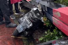 Papan Reklame Restoran di Jakbar Roboh, Timpa Motor dan Mobil