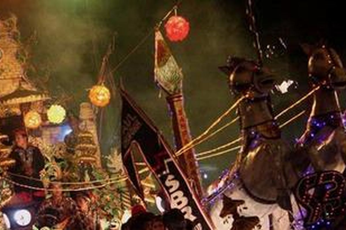 Artists and participants of Jogja Java Carnival 2010 give a perfomance along Malioboro Street as part of an annual festival celebrating the anniversary of Yogyakarta on Oct. 16, 2010.