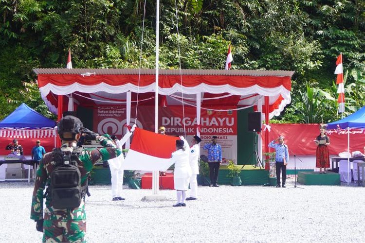 Pemuda dan pemudi Kampung Banti bertugas sebagai Pengibar Bendera pada Upacara pengibaran bendera pada peringatan Hari Ulang Tahun ke-80 Republik Indonesia di Lapangan Kampung Banti.